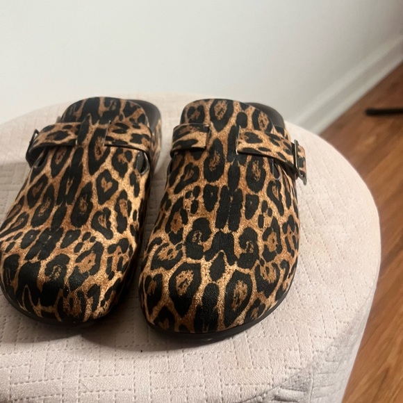 Leopard Print Clogs - Picture 2 of 5